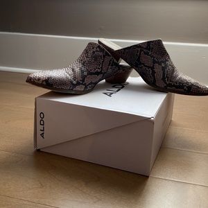 Snake skin small heeled shoe